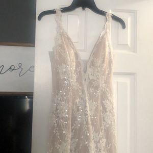 Ivory wedding gown. Small train.